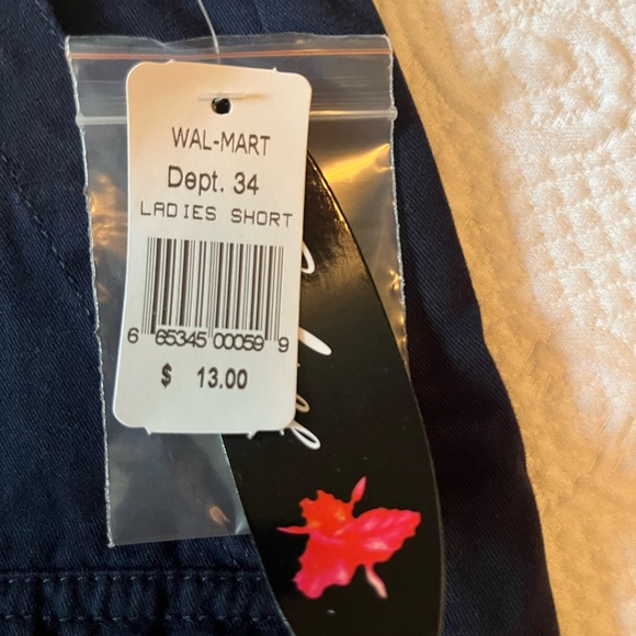 NWT navy cargo shorts, size 10 - Picture 2 of 2